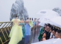 Show thời trang tại Cầu Vàng gặp mưa