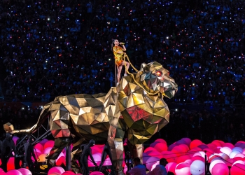 GLENDALE, AZ - FEBRUARY 01: Recording artist Katy Perry performs onstage during the Pepsi Super Bowl XLIX Halftime Show at University of Phoenix Stadium on February 1, 2015 in Glendale, Arizona. (Photo by Christopher Polk/Getty Images)