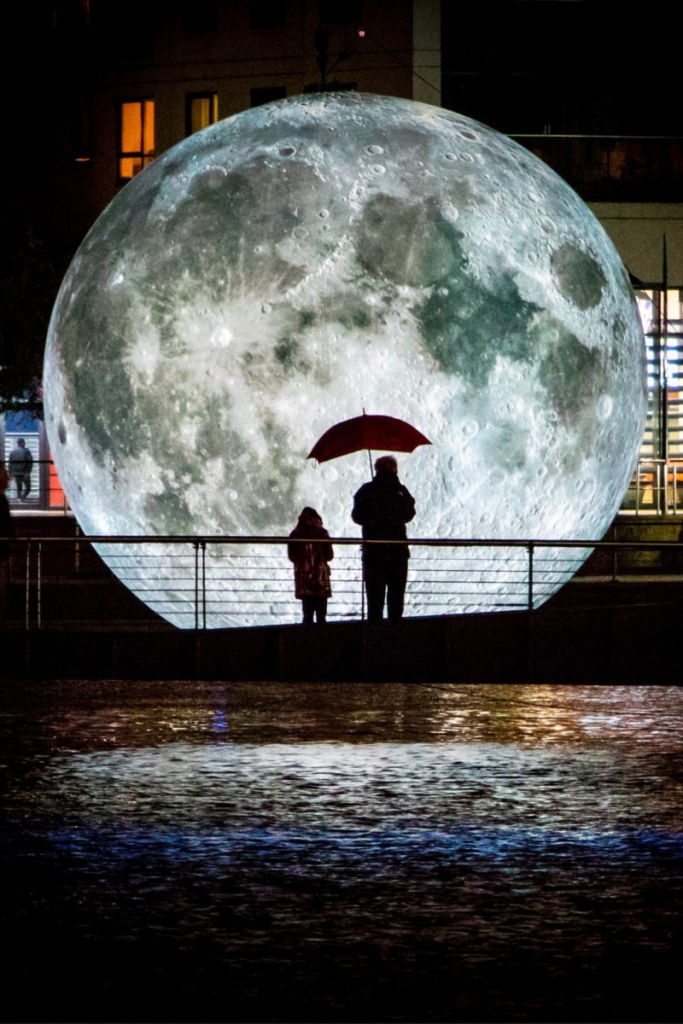 Mặt trăng tại Light Night Leeds 2019