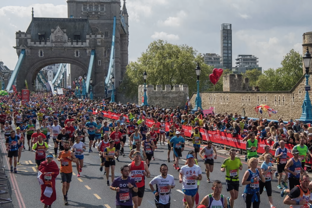 Nhiều vận động viên và khán giả ủng hộ tích cực cho sự kiện London Marathon 2023