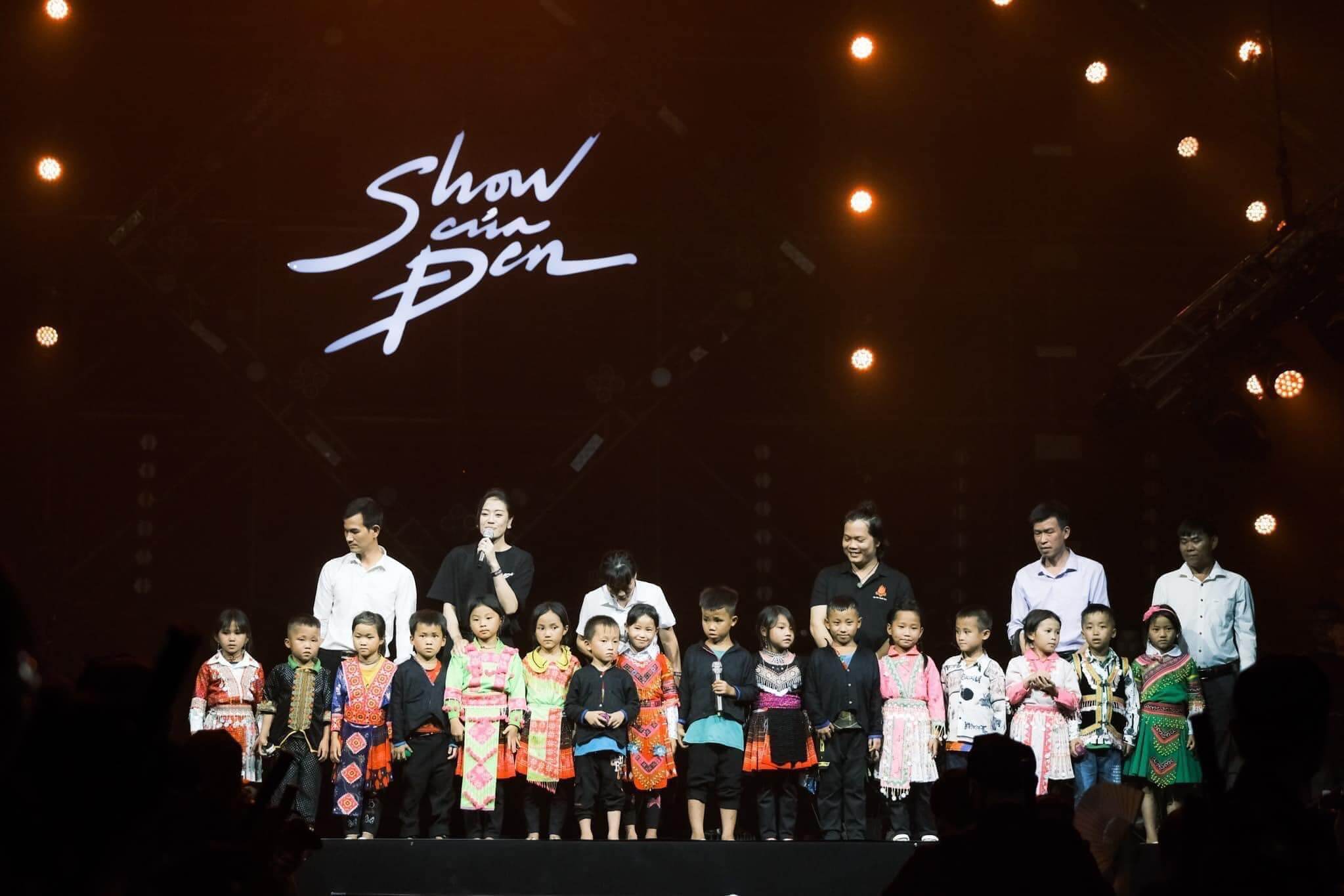 16 em bé Điện Biên trên sân khấu