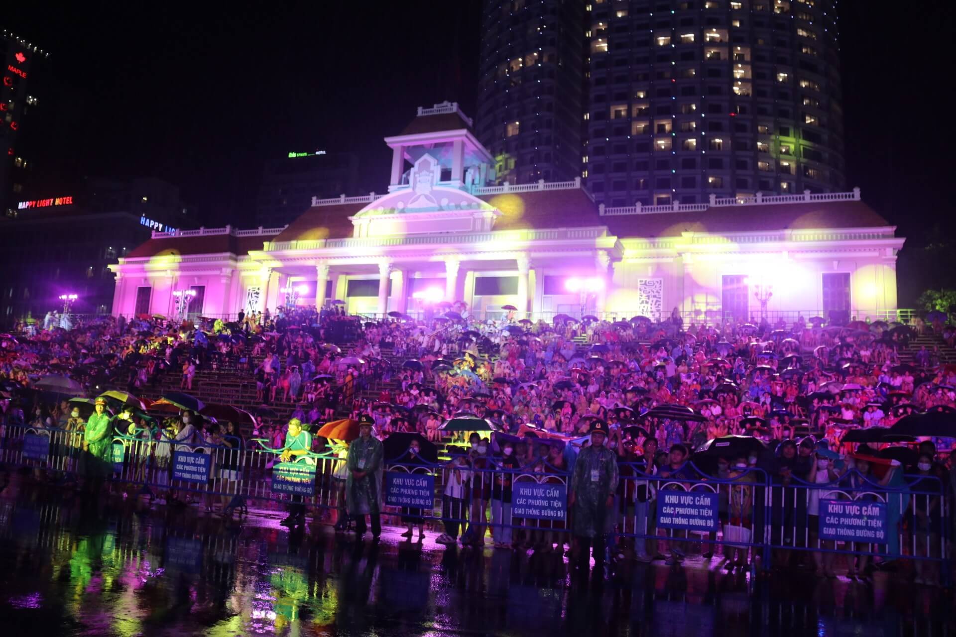 Khán giả tham dự lễ bế mạc Festival Biển 2023