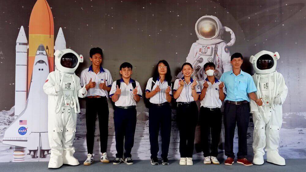 Khán giả tham dự Tuần lễ không gian Việt Nam - Khám phá không gian vũ trụ 