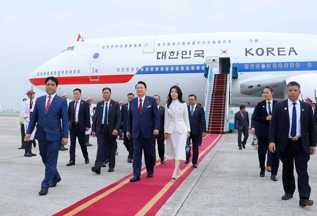 Vợ chồng tổng thống Hàn Quốc tại sân bay