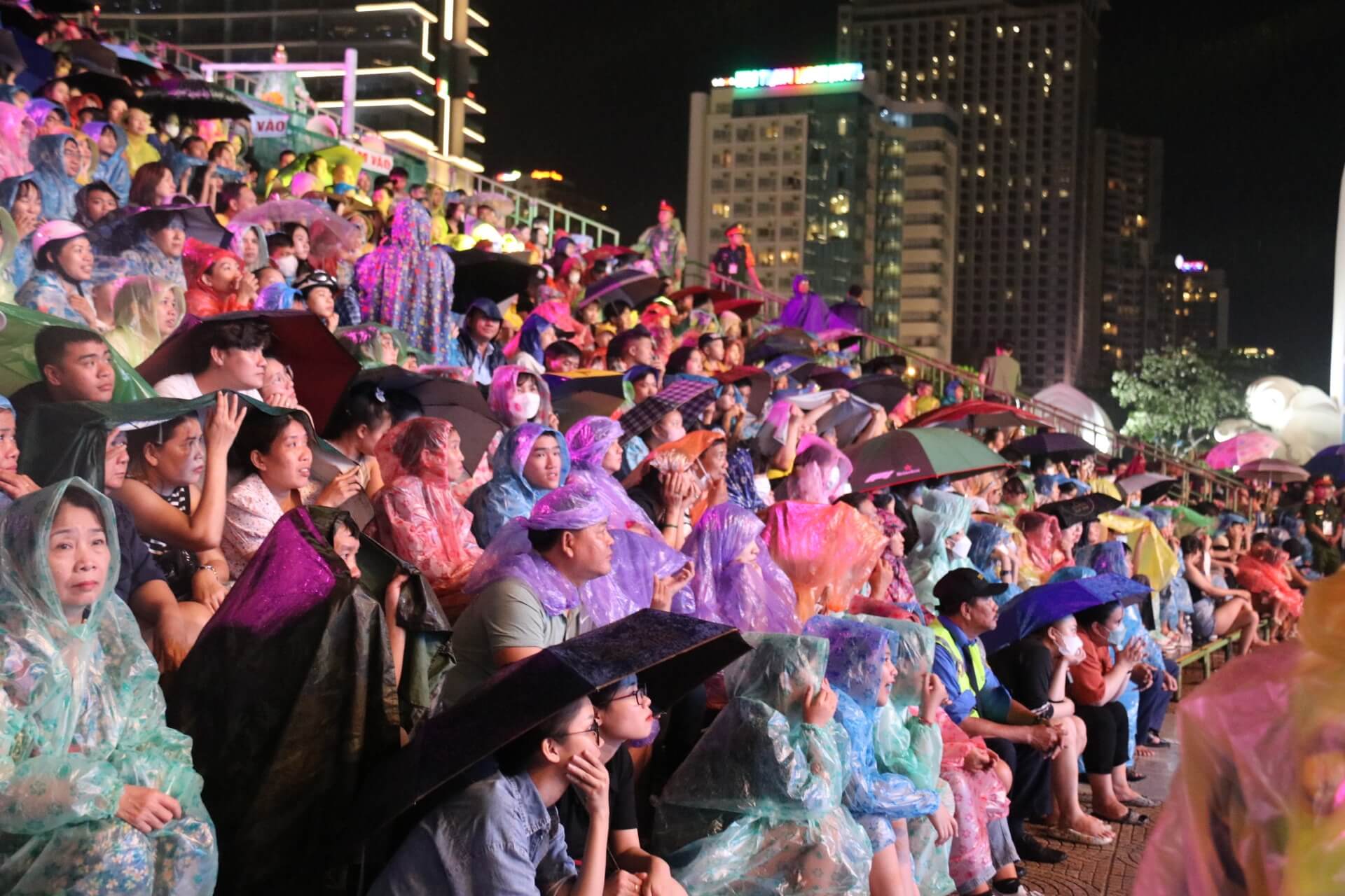 Hàng nghìn người dân và du khách đội mưa tham dự lễ bế mạc 