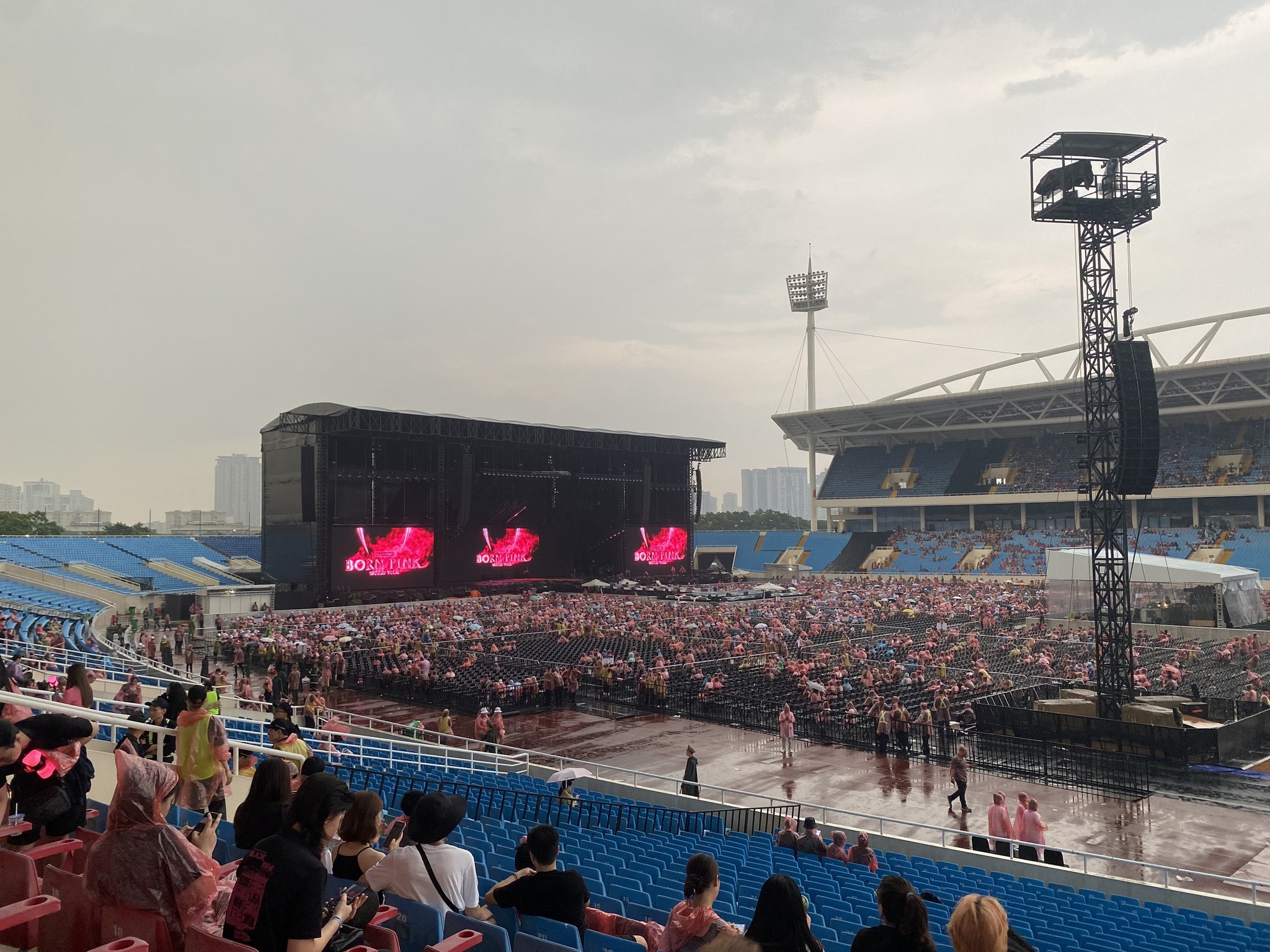 Concert BlackPink gặp mưa