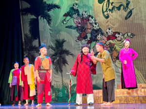 Vở chèo "Nắm xôi kỳ diệu" diễn ra tại sân khấu Nhà hát chèo Hà Nội