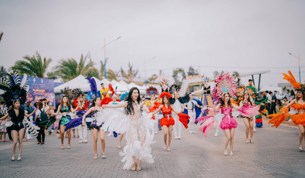 Diễu hành carnival Hồ Tràm