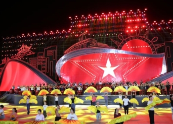 Sân khấu kỷ niệm 60 năm thành lập tỉnh Quảng Ninh