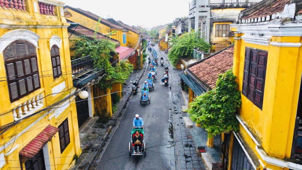 Doan dieu hanh chuc mung Hoi An tro thanh Thanh pho sang tao UNESCO vao sang ngay 1/11