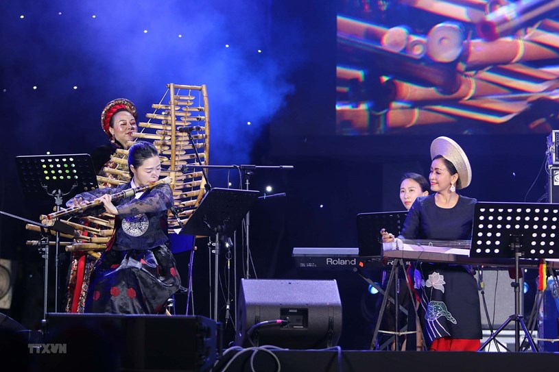 Ngay từ mùa đầu tổ chức (2019), Lễ hội âm nhạc quốc tế TP HCM Hozo đã xuất hiện hình ảnh các nhạc cụ dân gian truyền thống