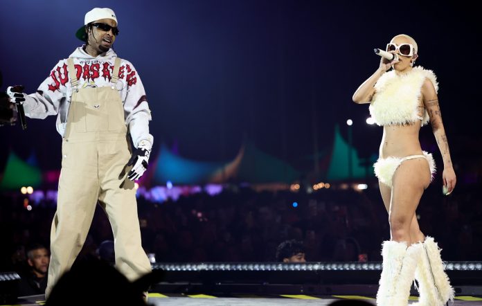 21 Savage và Doja Cat biểu diễn trực tiếp tại Coachella 2024. Ảnh: Arturo Holmes/Getty Images