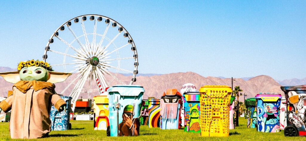 Nhiều thùng rác tái chế được "trang điểm" sao cho có "gu" và phù hợp với hình ảnh lễ hội Coachella nhất