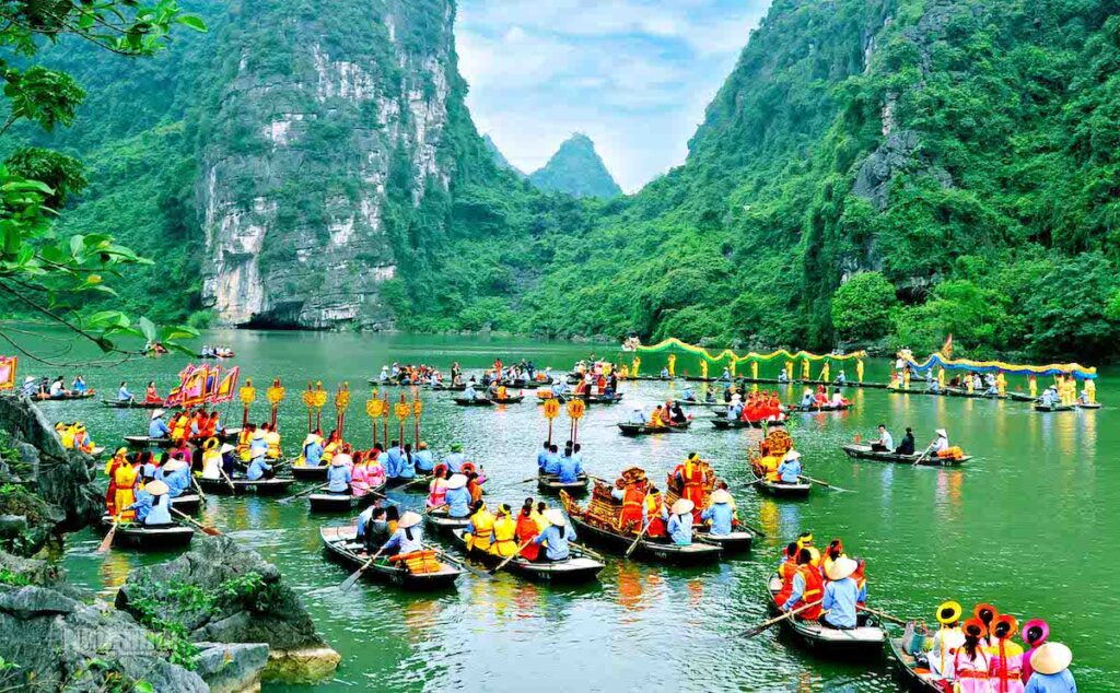 Le hoi Trang An la mot trong nhung le hoi rat duoc mong cho tai Ninh Bình