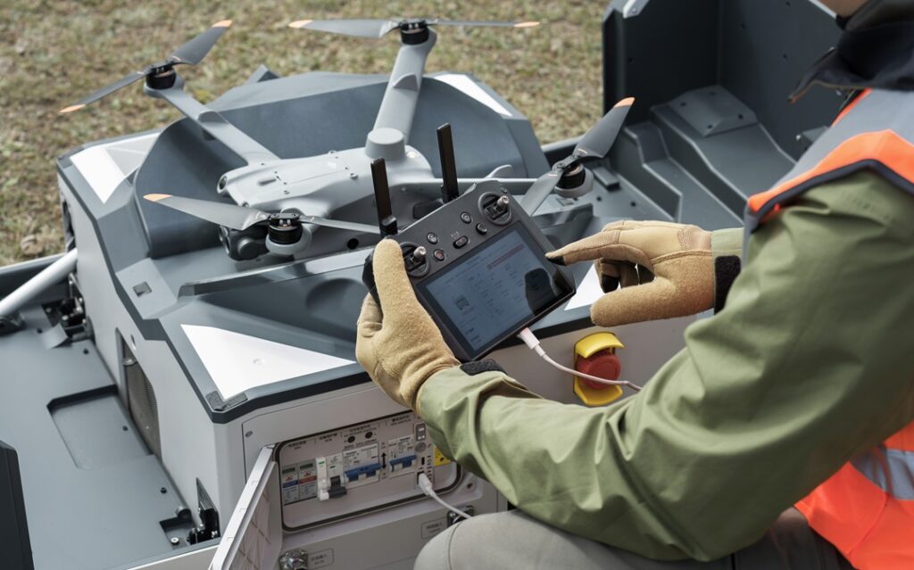 Ảnh minh họa: Một "phi công" đang kiểm tra lại các thiết bị kỹ thuật phục vụ cho việc drone "bay"