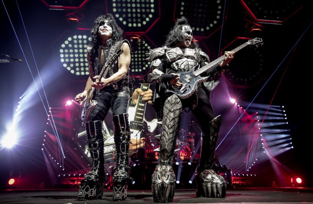 KISS - Ban nhạc được ghi tên vào Đại sảnh danh vọng (Hall of Fame) năm 2014 nhờ những đóng góp tích cực của mình với thể loại âm nhạc Rock and Roll