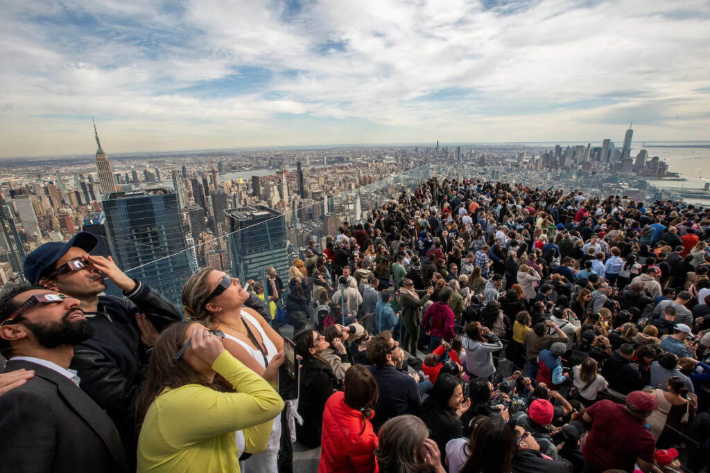 Chật kín khách du lịch quan sát nhật thực trên đài Edge tại Hudson Yards ở Thành phố New York. Ảnh: Reuters