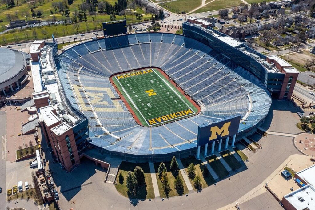 Sân vận động Michigan có sức chứa 107.601 người