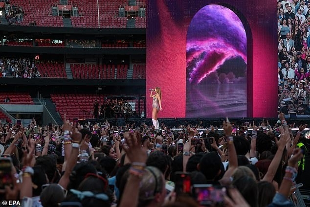 khán giả phá hàng rào concert taylor swift