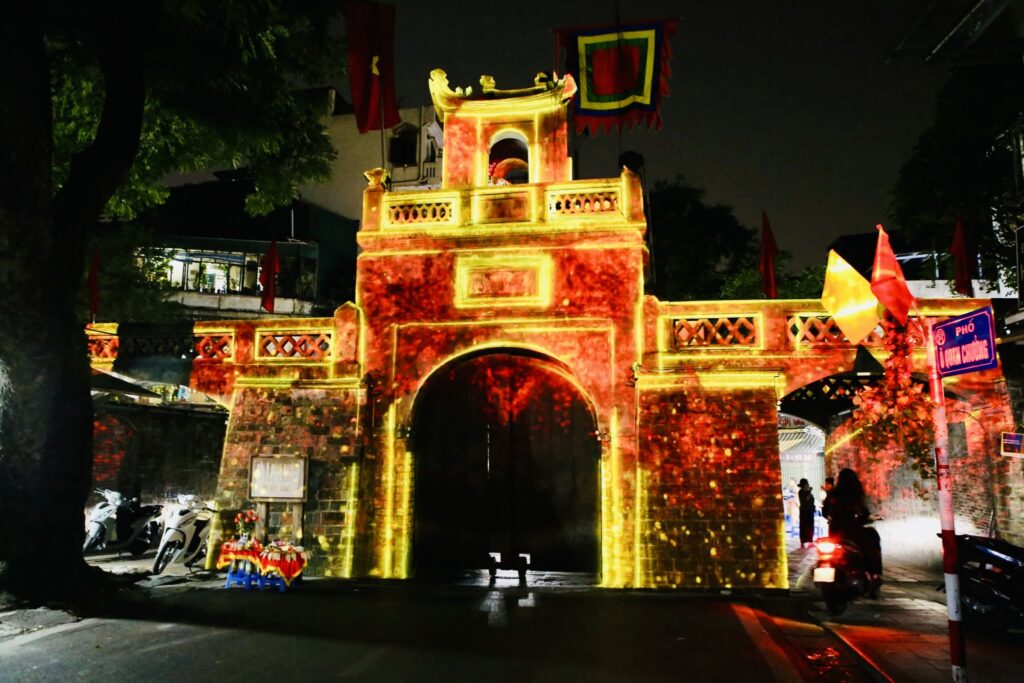 Man trinh dien 3D Mapping tai O Quan Chuong