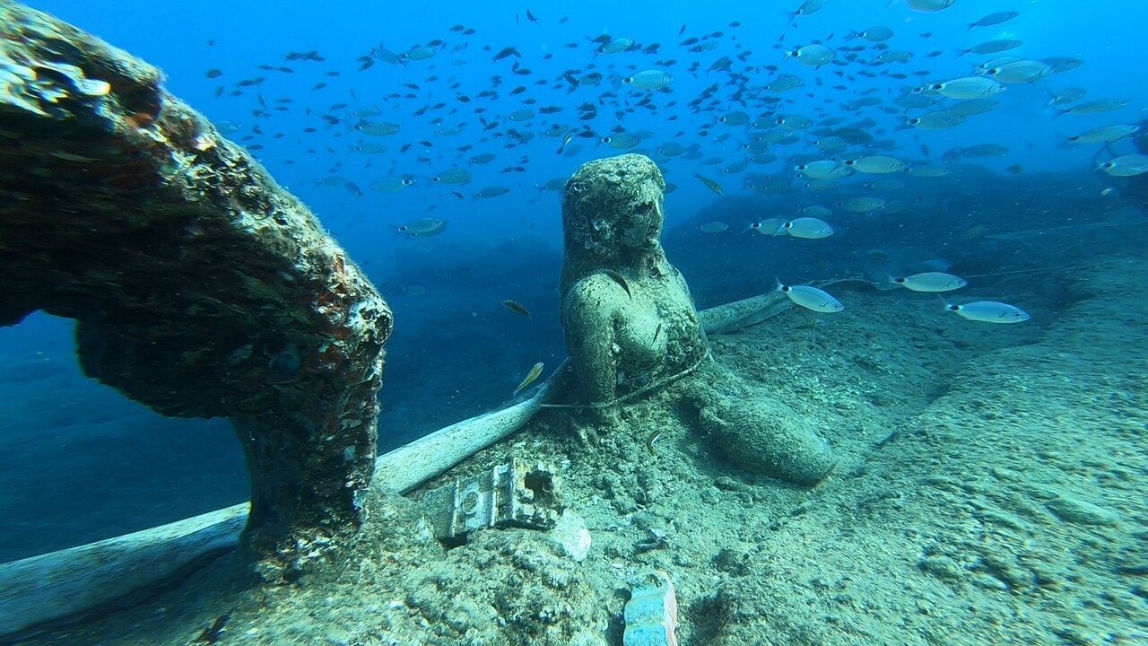 Side underwater museum