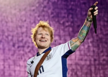 Ed sheeran mở concert hát tặng đội tuyển anh