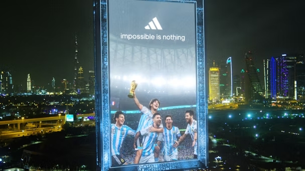 Bang quang cao CGI cua Adidas de chuc mung Messi sau khi vo dich World Cup