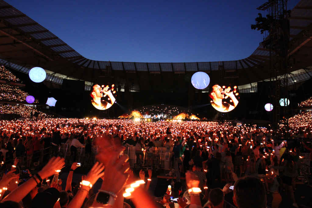 Vong tay LED PixMOB trong concert cua Coldplay