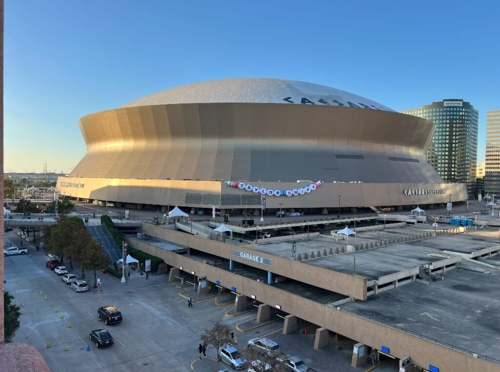 Superdome duoc dip dien deo do trang suc