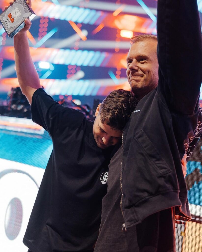 Martin Garrix an mung voi tien boi Armin Van Buuren