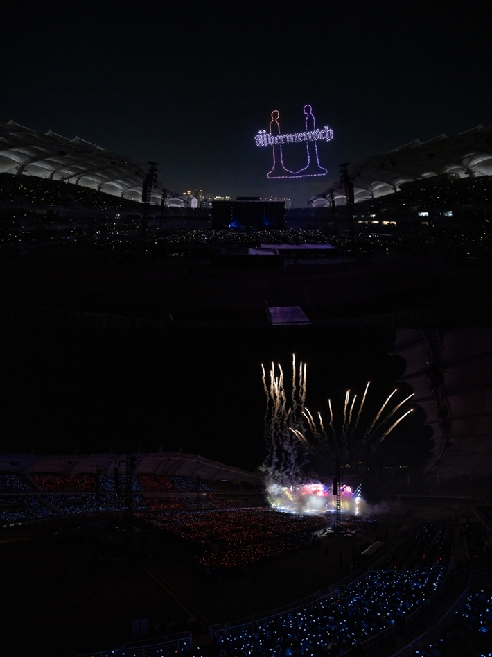 Concert cua G-Dragon mang den nhung man trình dien thi giac hoanh trang voi drone va phao hoa
