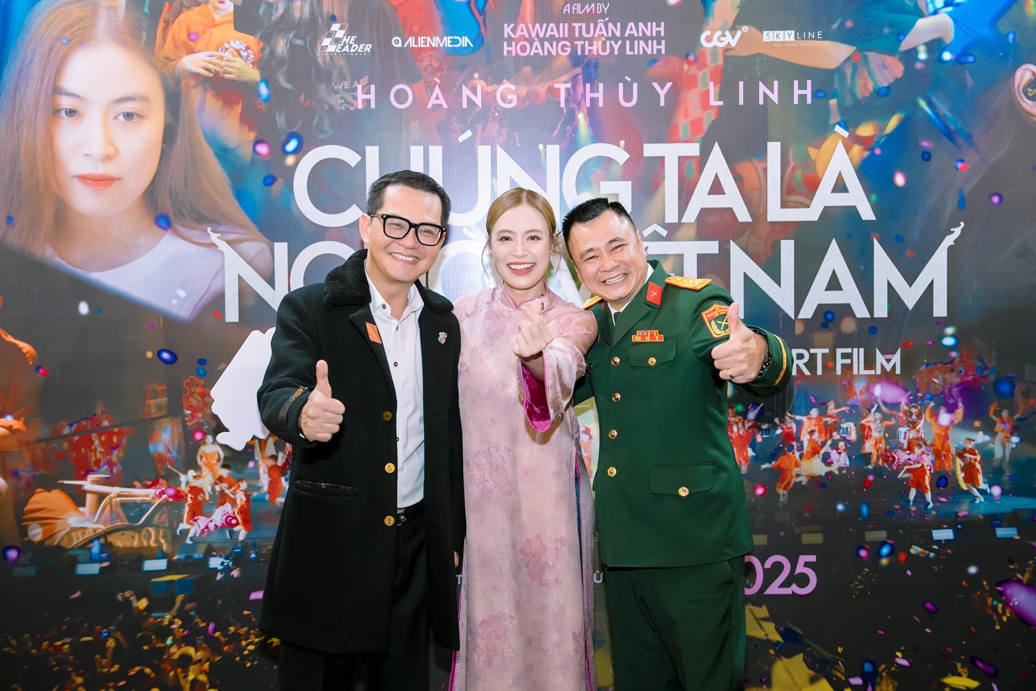 hoang thuy linh Hoang Thuy Linh chup anh cung NSND Trung Hieu va NSND Tu Long trong buoi hop bao ra mat phim tai Ha Noi.