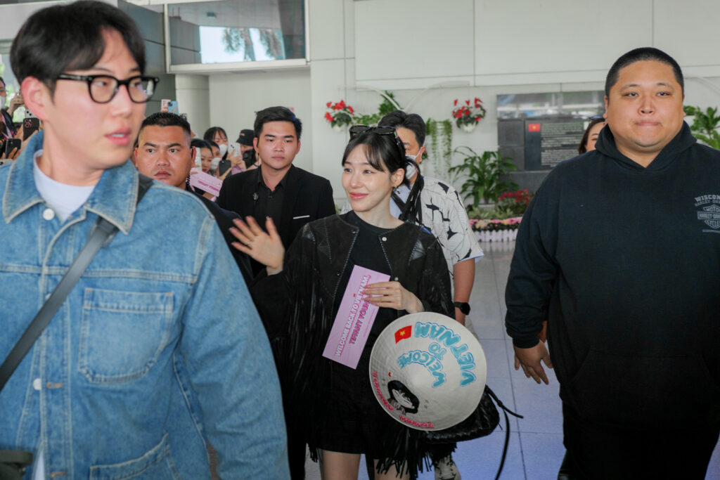 tiffany young chính thức đặt chân tới Việt Nam