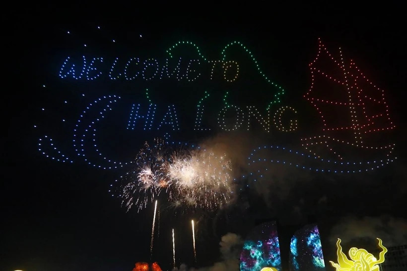 Man trinh dien drone light tai Carnaval Ha Long 2024