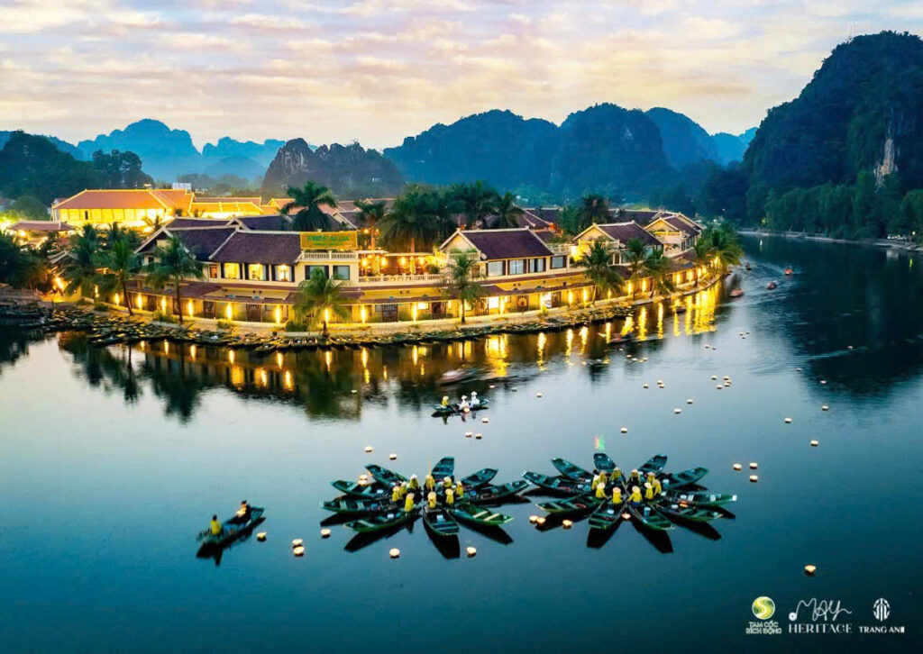 Ben thuyen tham coc noi dien ra show dien thuc canh Hoa Lu Vu Hoa va minishow Nhuom Sac Luu Giang