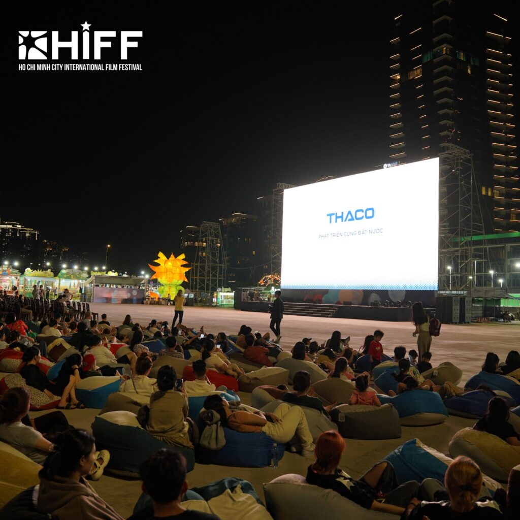 Một buổi chiếu phim ngoài trời của HIFF 2024