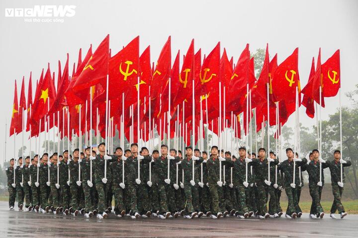 Chiến sĩ hợp luyện diễu binh kỷ niệm 50 năm Giải phóng miền Nam