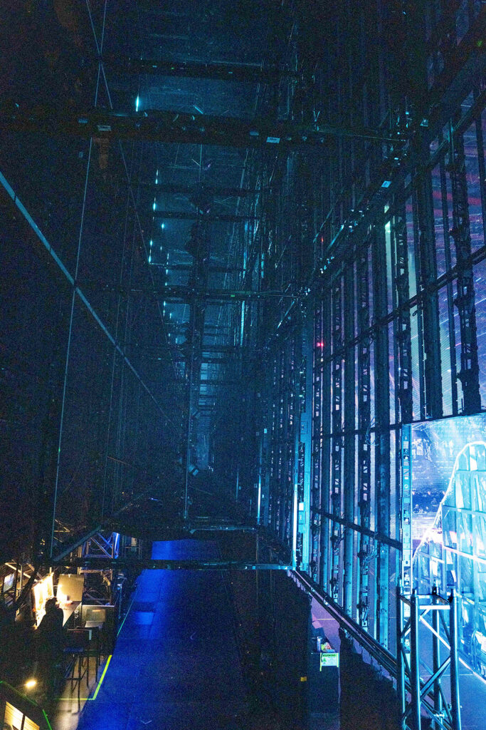 Một cấu trúc lưới 3D lớn gồm nhiều lớp phía sau màn LED