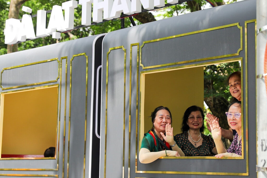Người dân "check-in" với các góc của Ngày văn hoá Lâm Đồng tại Hà Nội 2025 