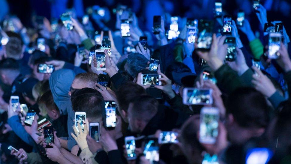 no-phone concert Nhung hinh anh dai da so khan gia tham gia concert nhung chi tap trung dung dien thoai da qua quen thuoc trong thoi dai nay.