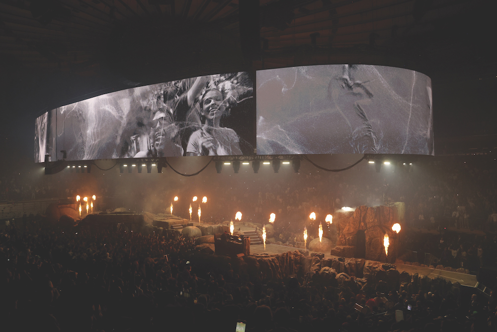 sân khâu tour diễn Circus Maximus của travis scott 2