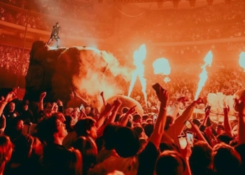 sân khâu tour diễn Circus Maximus của travis scott 8