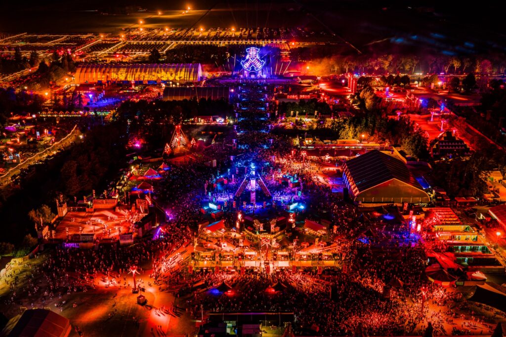Defqon.1 xây dựng cộng đồng
