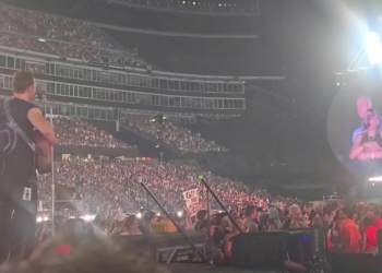 kiss cam concert coldplay