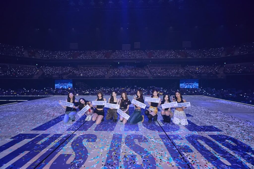 sân khấu 360 độ tour diễn twice