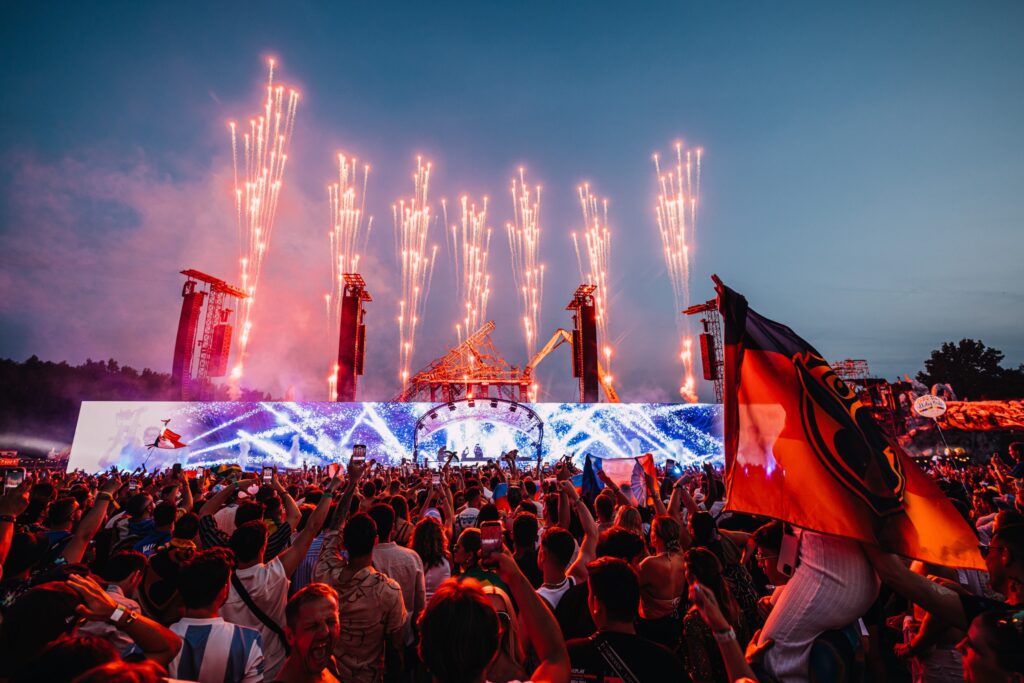 sân khấu chính mới của tomorrowland được giữ lại cho tuần 2