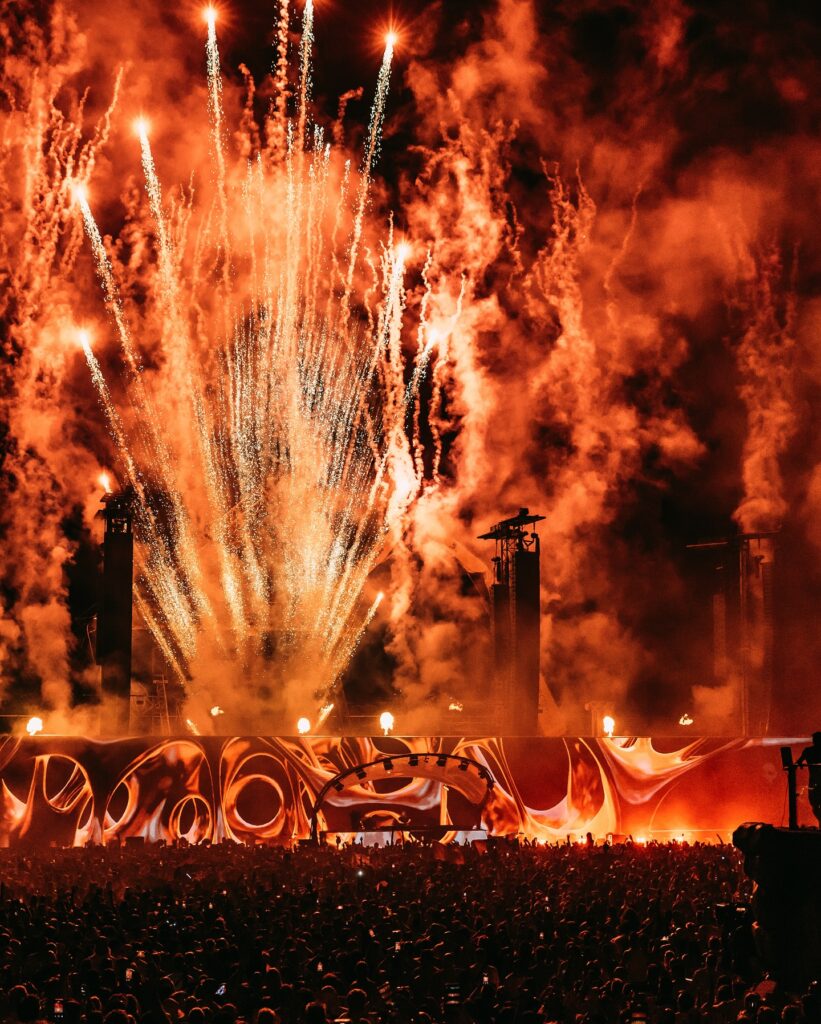 sân khấu chính mới của tomorrowland được giữ lại cho tuần 2 2