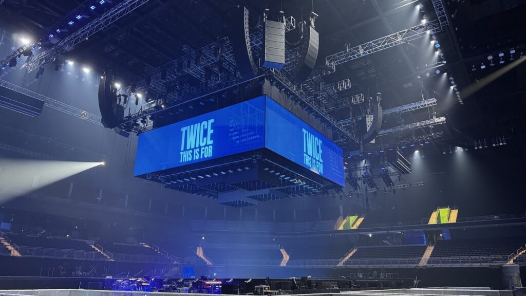 sân khấu tour diễn twice