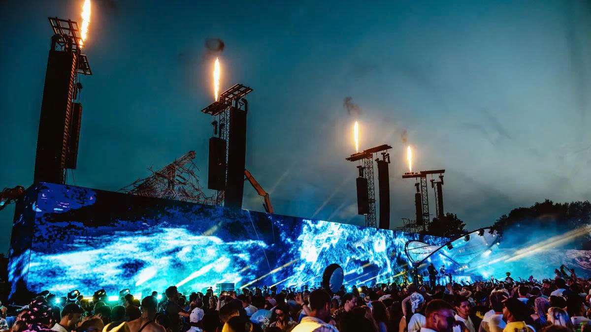 tomorrowland 2025 xây lại sân khấu chính