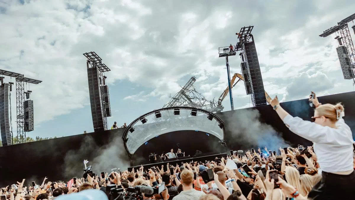 tomorrowland xây lại sân khấu
